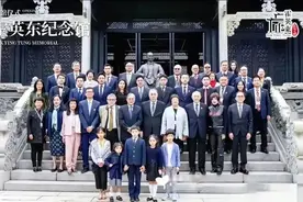 霍家三代齐聚拍全家福：郭晶晶稳坐长媳之位，霍中曦站C位好抢眼图片