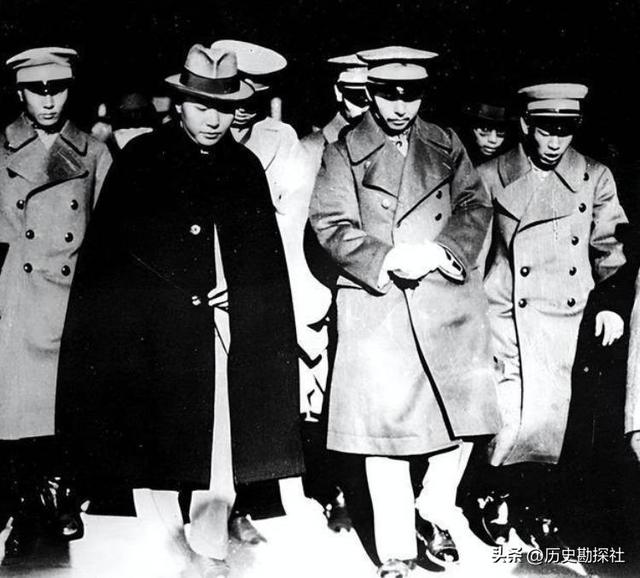 张学良和蒋中正在华山的珍贵合影，注意看两人表情，已貌合神离