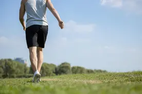 走路锻炼身体，每天走多少步才管用？研究：走得多不如走得巧！图片