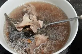 关节痛的‘救命草’！炖汤喝半月，强筋骨、护关节，走路都舒服了图片