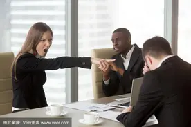 职场里内，对领导最狠的报复，就是这两个字图片