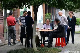 打麻将脚底放硬币是左脚放还是右脚放呢？有经验的宋大爷发表感言图片
