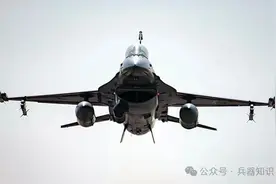 军事科普角：F-16为什么在翼尖挂中距弹，翼下挂格斗弹？它的典型挂弹方案是什么样？图片