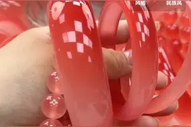 记者探秘直播间里的“血沉宝”：宣称珊瑚脂玉化而成，实为普通塑料图片