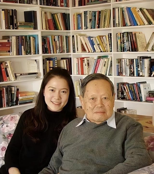 杨振宁身覆国旗，翁帆站首位，次子杨光宇露面，重量级好友也到场