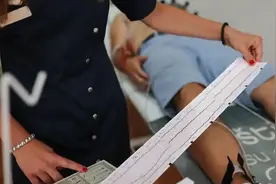 女子赤裸上半身检查时遭护士闯入，当事人：护士已被通报批评！律师：女子可要求医院赔偿精神损失费图片