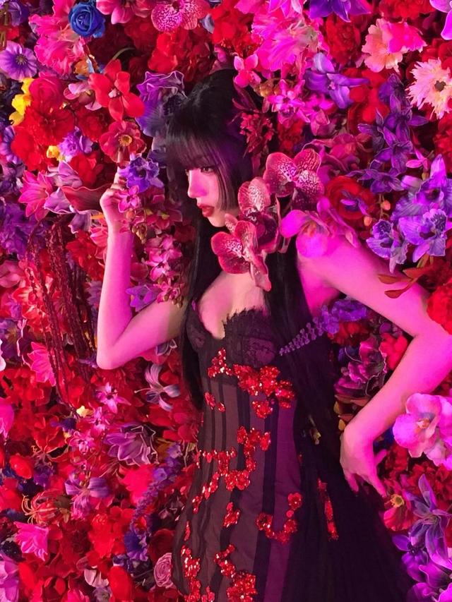 宋雨琦 内娱顶级身材，胸腰比太逆天，抹胸造型性感妖娆太火辣！