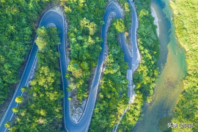 铜仁大峡谷旁边有条村道，由连续十多个发夹弯组成，堪称跑山胜地