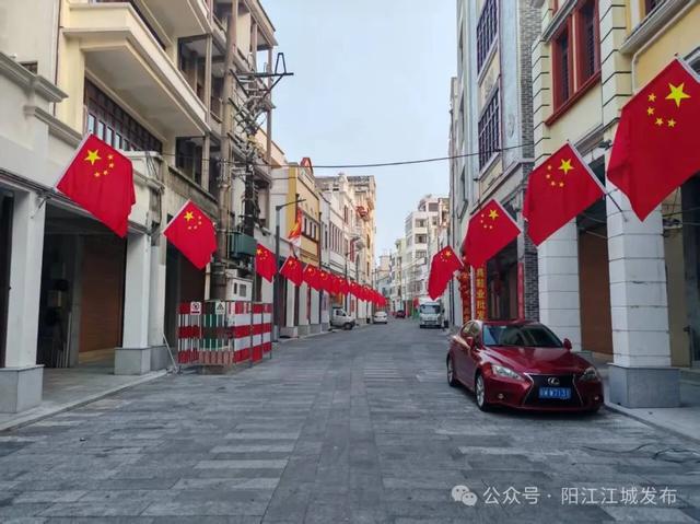江城：国旗飘扬历史文化街区 老街焕新庆华诞