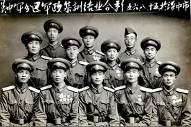 五六十年代军官最怕转业到地方，因为部队薪金与地方工资差了不少图片