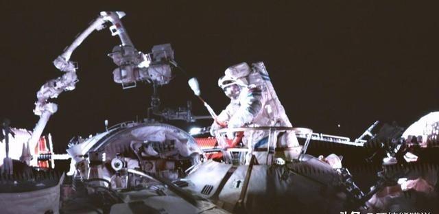 太空碎片威胁升级，神舟二十号飞船遭撞击，6名航天员能否长驻？