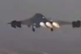 三台发动机一同加力，画风宛若太空战舰，美媒：歼-36第二次试飞图片