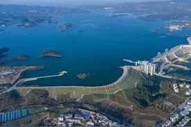 湖北丹江口水库大鱼频出，一男子连续钓到2条百斤青鱼，泼天富贵图片