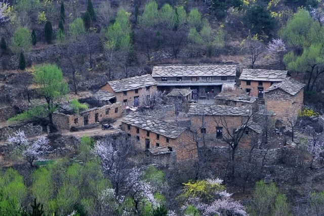 11月自驾天花板！八百里太行秋色巅峰，穿挂壁公路，邂逅红叶古村