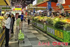 有创意！南宁这家农贸集市反诈标语抢眼图片