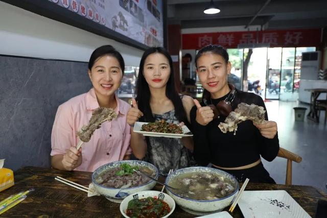 红河元阳14万游客泼热“水花经济”