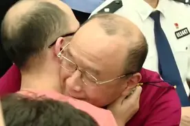 1988年两岁儿子被拐，母亲苦寻32年，儿子被找到后说:我早见过你图片