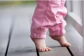 别牵着孩子的手学走路，累人还伤娃！宝宝学步的正确方式，这样做图片