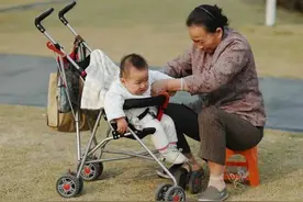 “凭啥姥姥带娃要付钱，奶奶免费带娃”宝妈的回答让婆婆哑口无言图片