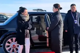 严月霞送别泰总理,佩通坦归国后老公接机,女儿长得像姑姑英拉图片