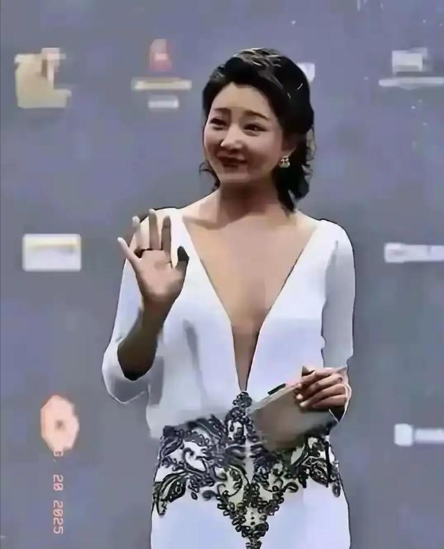 殷桃彻底放开了！真空穿连体衣惊艳全场，凹凸身材性感迷人