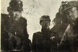 1938年，池峰城和田镇南，孙连仲在台儿庄大战中的合影，难得一见图片