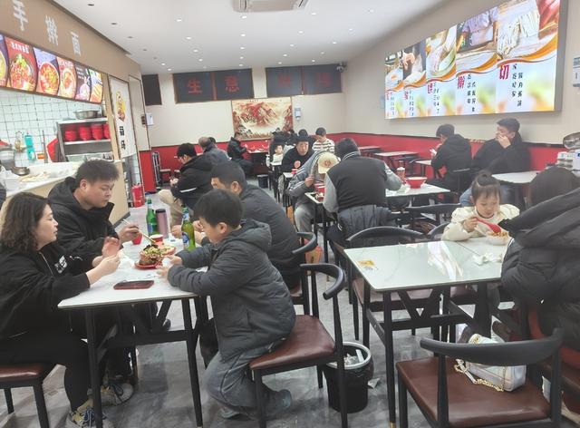 德国美女来中国旅游前备满干粮，落地北京后愣住