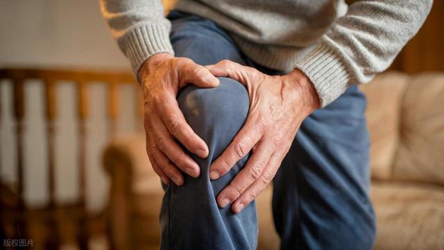 走路出现这4种迹象，寿命可能长不了！第二个太危险，别不当回事