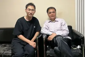 德云社高峰天津摆知，三徒弟不拜师改认干爹，高峰攒底落泪图片