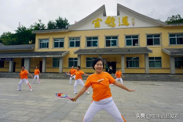 宕昌: 银发映丹霞 歌舞助文旅