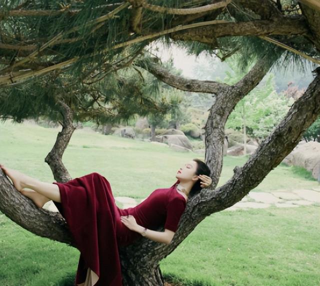 37岁倪妮晒照过圣诞，一细节暴露真实现状，难怪当初看不上冯绍峰