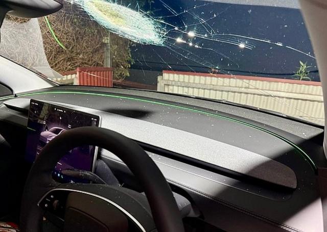 新特斯拉刚提就遭殃！澳司机遇疑似陨石撞击，或成全球首例
