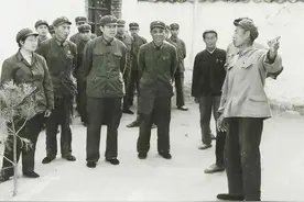 71年，李敏来到38军司令部驻地，看望丈夫孔令华，一张罕见的留影图片