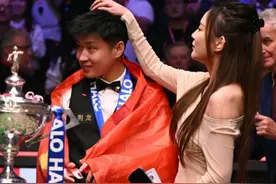 赵心童夺冠与女友合影，比前女友好看，三个人的家世都不简单图片