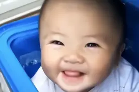 4年前，安徽外卖小哥带6个月女儿送餐走红，受邀央视，如今怎样了图片