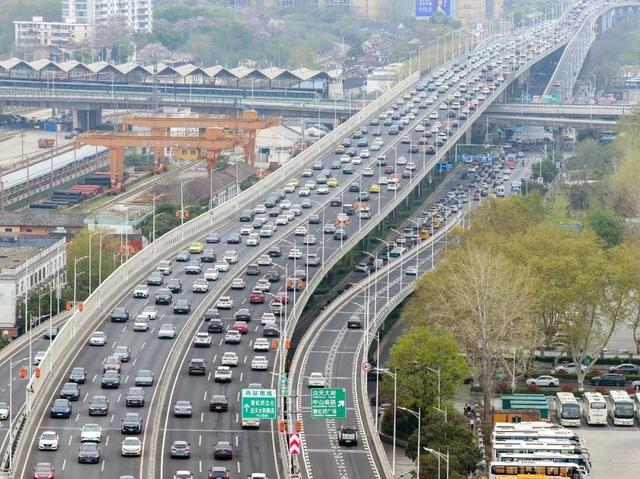 清明+春假，祭扫、出游、消费多点开花