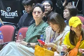 46岁吴建豪现身澳门，和妈妈一起看球赛，脸部松垮，发型非常油腻图片