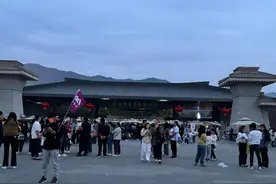 业内人士谈游客滞留兵马俑景区门外：有旅行社为客流量超额揽团，当日景区未额外放票图片
