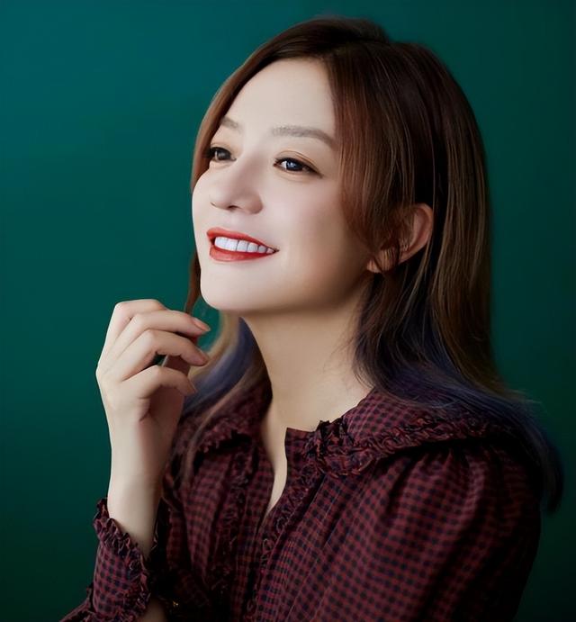 拔出萝卜带出泥！49岁赵薇近况被曝	，原来圈内封杀只是冰山一角