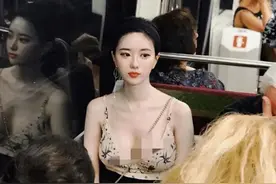 浙江美女穿吊带坐公交车，乘客纷纷低头不敢看，真是太尴尬了！图片