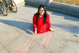 “无腿妈妈”不听劝阻，试管生下双胞胎男孩，如今生活令人动容图片