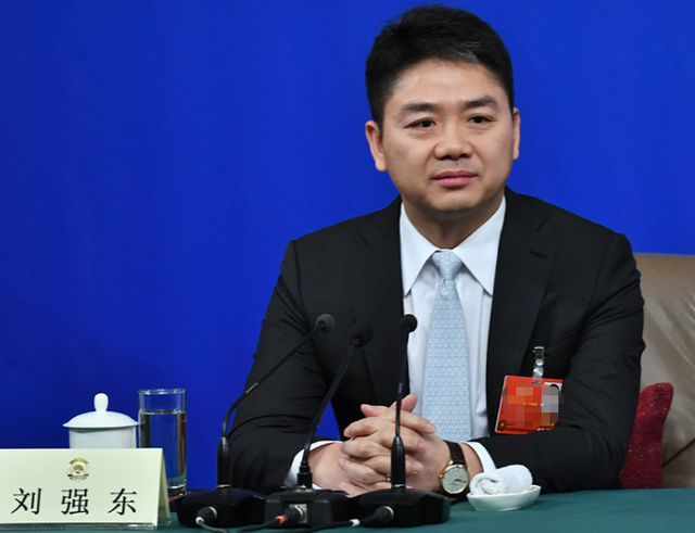 刘强东章泽天久违合体仅3天，令人恶心的一幕上演，杨颖也被牵连