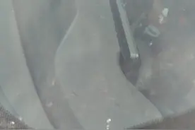 如何避免在行驶中被小石子崩伤车漆及车身？老司机：只有一个办法图片