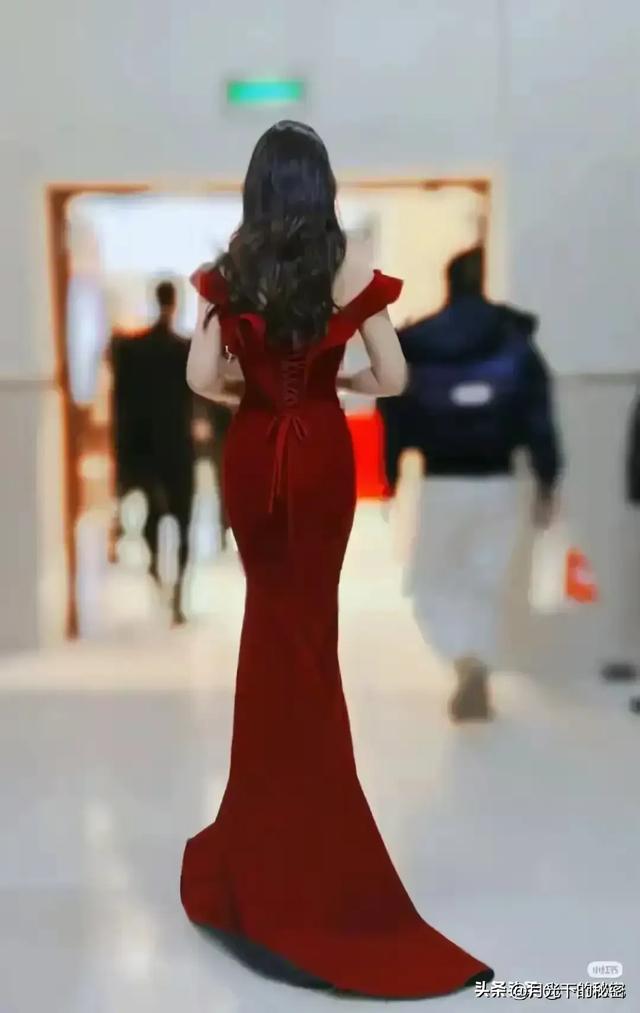 哇塞！刘涛这肥臀，算是圈内第一了吧，麻花辫配包臀裙太显年轻了