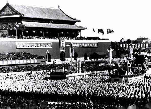 叶剑英为毛主席守灵时，假借见外宾突然离开，私下和一人秘密见面