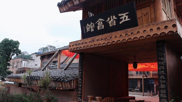 西昌明代古村，茶马古道上的驿站，大石板盖房子，家家都是大别墅