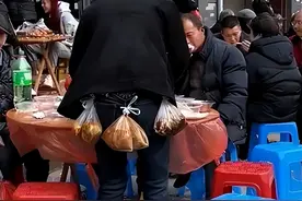 四川一男子吃酒不随礼还打包，村民百般嘲笑，结果出手惊艳全场图片