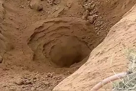 内蒙古一地塌陷形成巨大“天坑”，坑底不断往外喷土，官方：具体原因正在调查图片