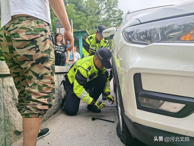 解缓行停车难题，热心服务游客……河北交警滨海铁骑争做文旅形象大使