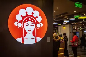 32岁霸王茶姬老板，追着星巴克打图片